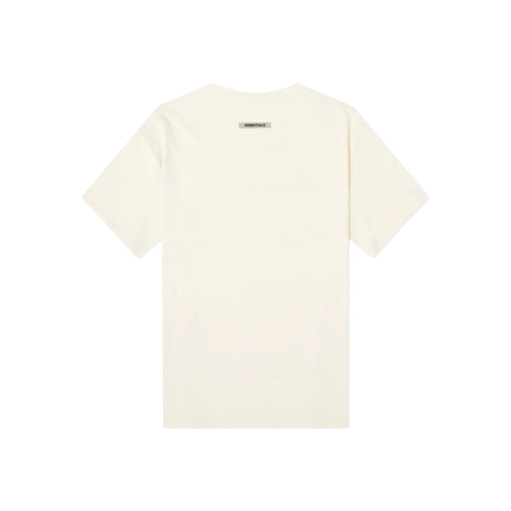 تيشيرت Fear of God Essentials بشعار أمامي كريمي (ربيع وصيف 2020) طلب مسبق