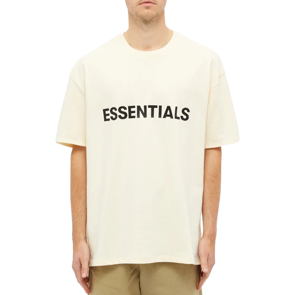 تيشيرت Fear of God Essentials بشعار أمامي كريمي (ربيع وصيف 2020) طلب مسبق